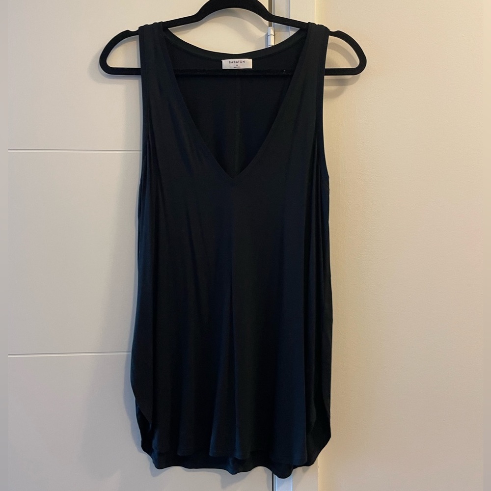 Aritzia Babaton black v neck lounge tank Size M